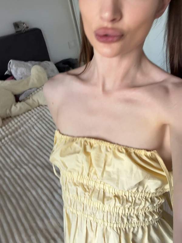 Fit and Annika masturbiert in gelbem Kleid