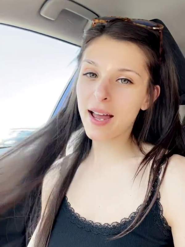 Leah Gotti mit Brille zeigt Solo-Szene mit intensivem Anal und Durchsickern