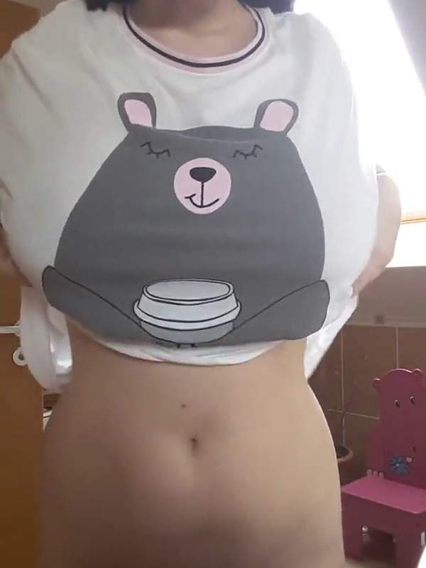 Amateure zeigen große Titten in engem Shirt