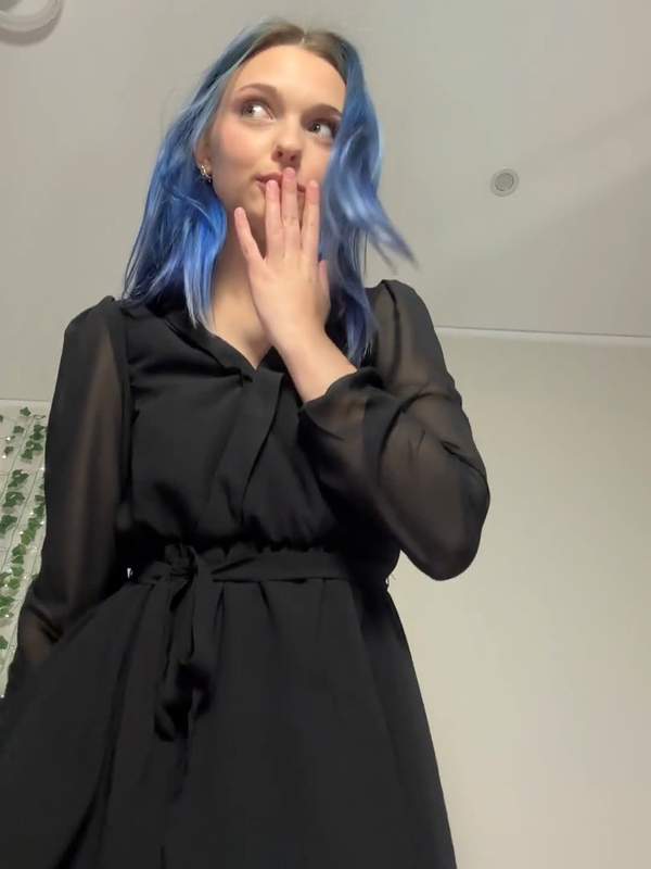 Kawaii Lavina zeigt rasierte Brüste und blaue Haare