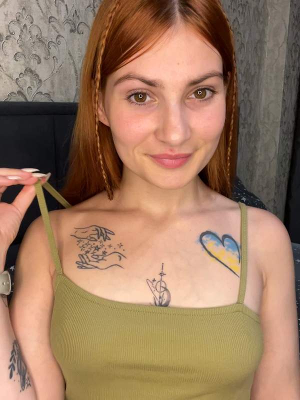 Sie spielt mit ihren großen Nippeln und zeigt ihre natürlichen Brüste