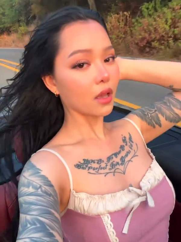 Bella Poarch zeigt sich nackt und gibt einen Blowjob