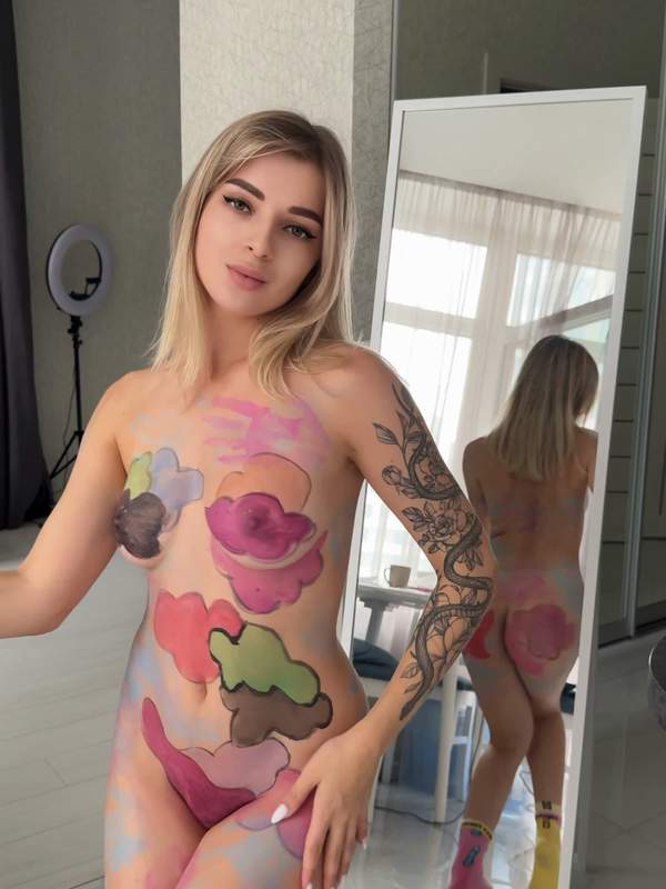 Kanadierin malt sich selbst mit Tattoos