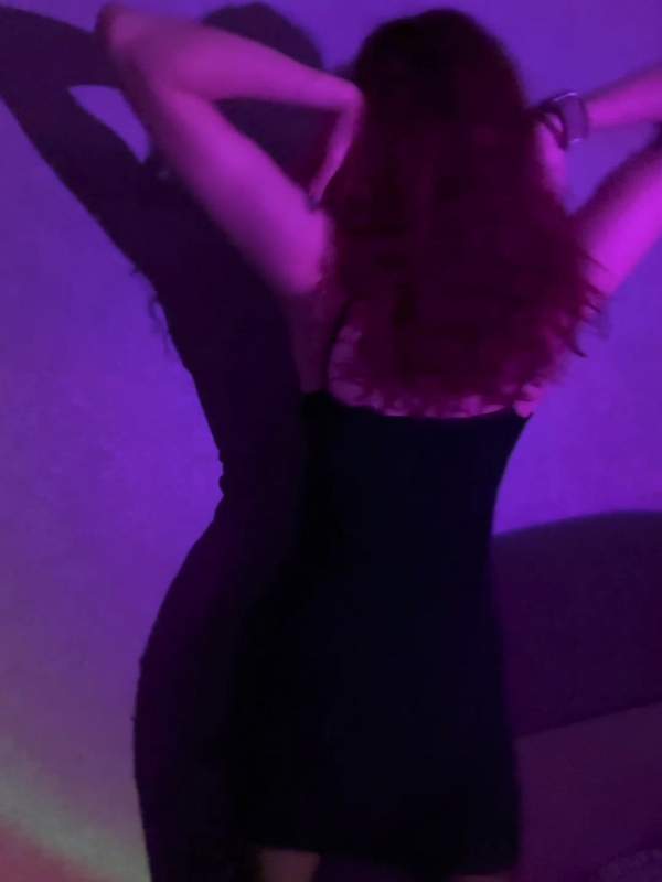 Niedliches süßes brünettes Mädchen zeigt Solo-Amateur-Szene