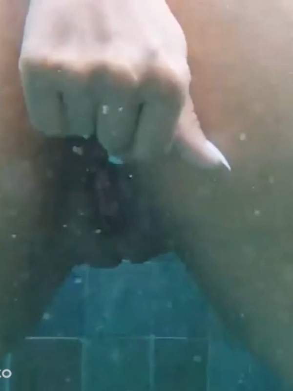 Brünette Mutter masturbiert unter Wasser im Schwimmbad
