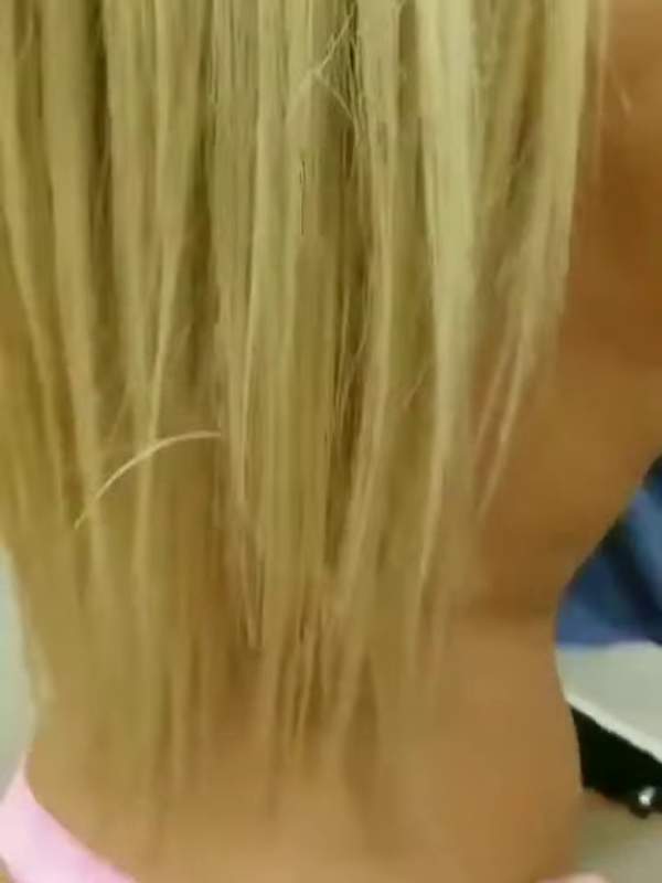 Blonde Teen mit großen Titten bläst ihre rosa Bikini-Scham öffentlicher Sex.