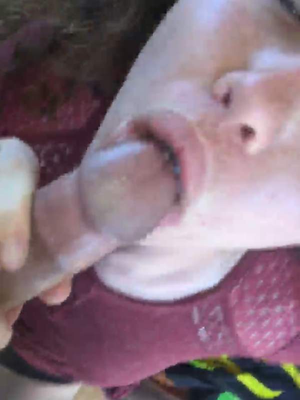 Amateur lutscht Cock wie Süßigkeit