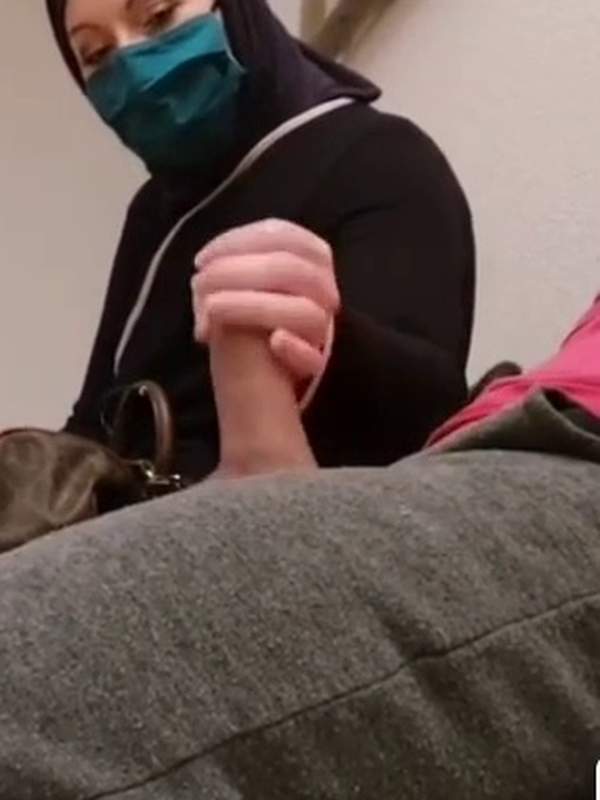 Amateur Muslimin mit Gesichtsmaske genießt Handjob