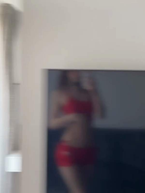 Niedliche Amateurmodelle necken sich im vertikalen Porno