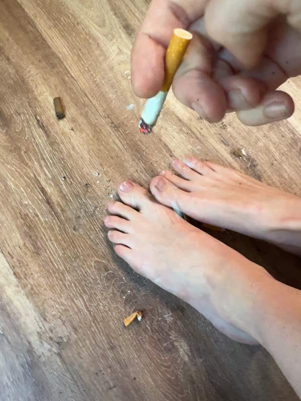 Ich rauche und lasse meine schmutzigen Füße durchsickern