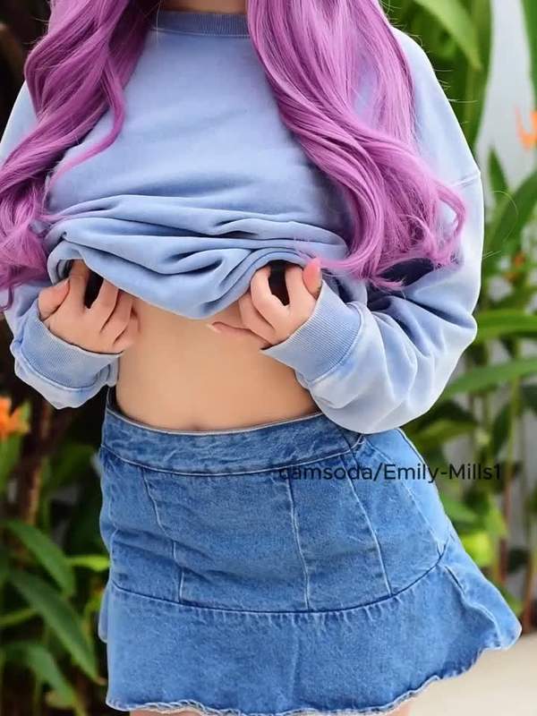 Lateinische Camgirl mit lila Haaren und Tätowierung spielt Solo mit ihren Titten