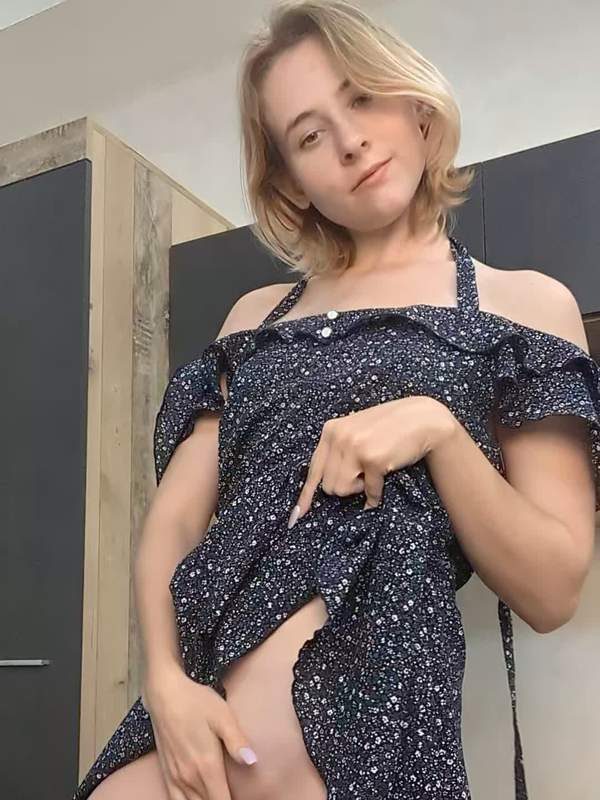Junge Blonde rasiert sich selbst im Kleid