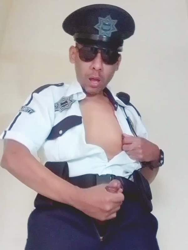 Policía mit Nippeln - ein fetischer Polizist