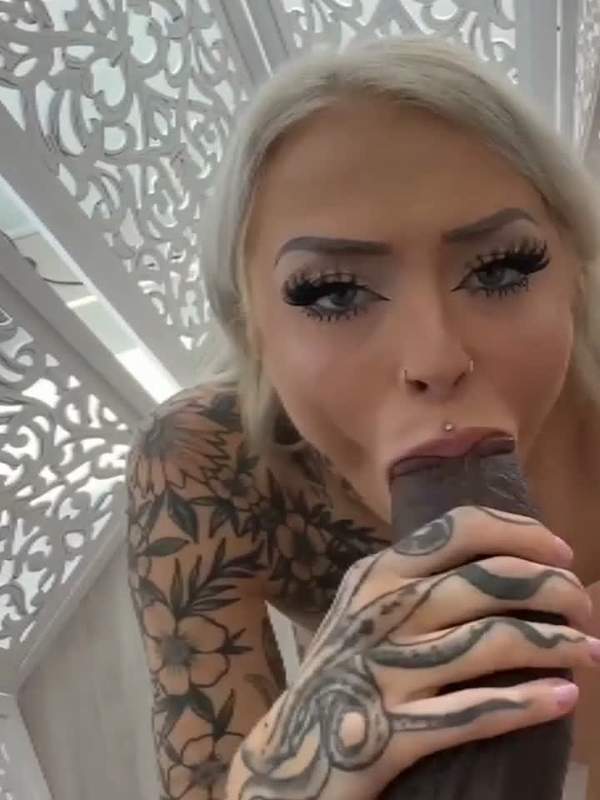 Blonde Mutter mit Tattoos reitet auf BBC und lutscht tief