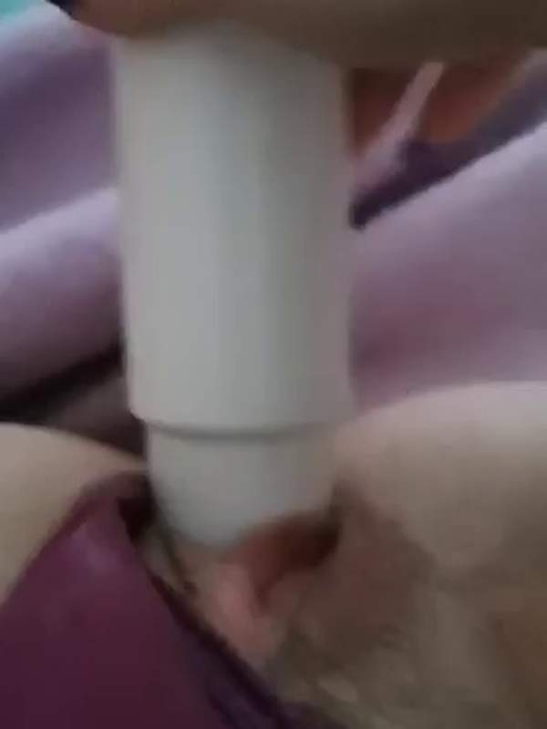 Amateurin fickt ihre feuchte Muschi mit einem großen Dildo