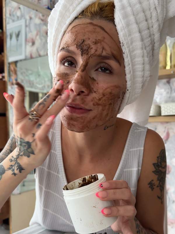 Brünette Kolumbianerin mit Tätowierung nutzt selbstgemachte Skincare