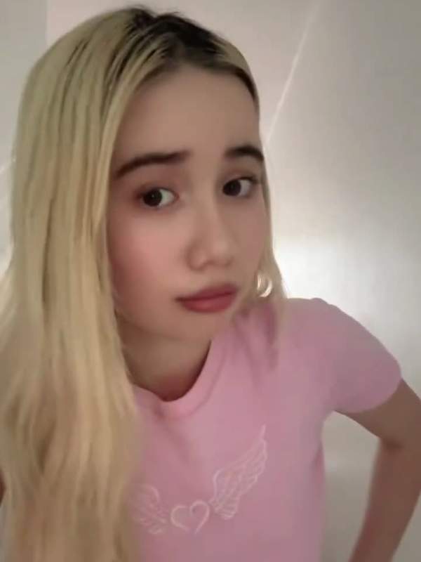 Nackte Blonde mit durchsickernder Vagina