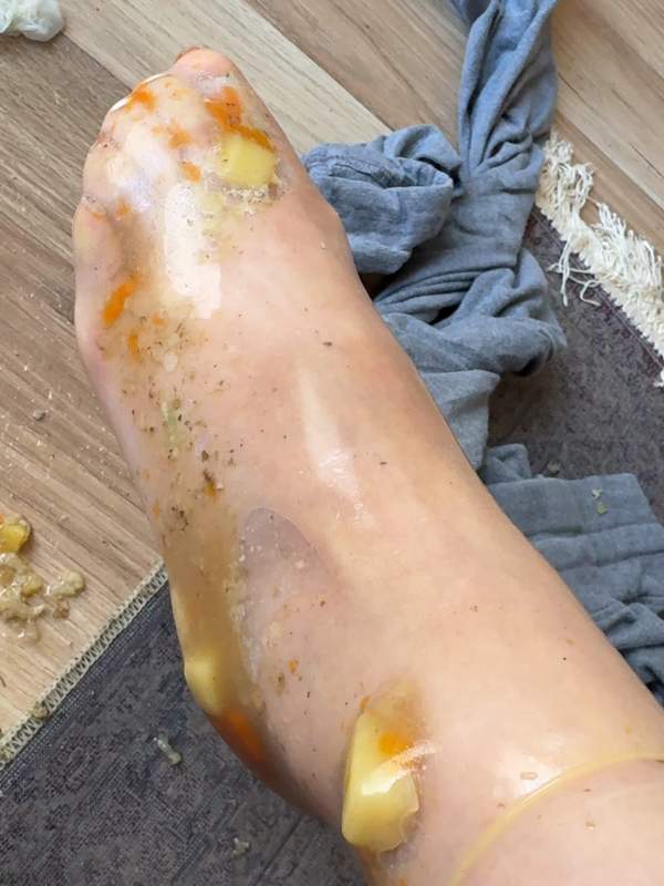 Sie füttert sich schmutziges Essen mit Füßen