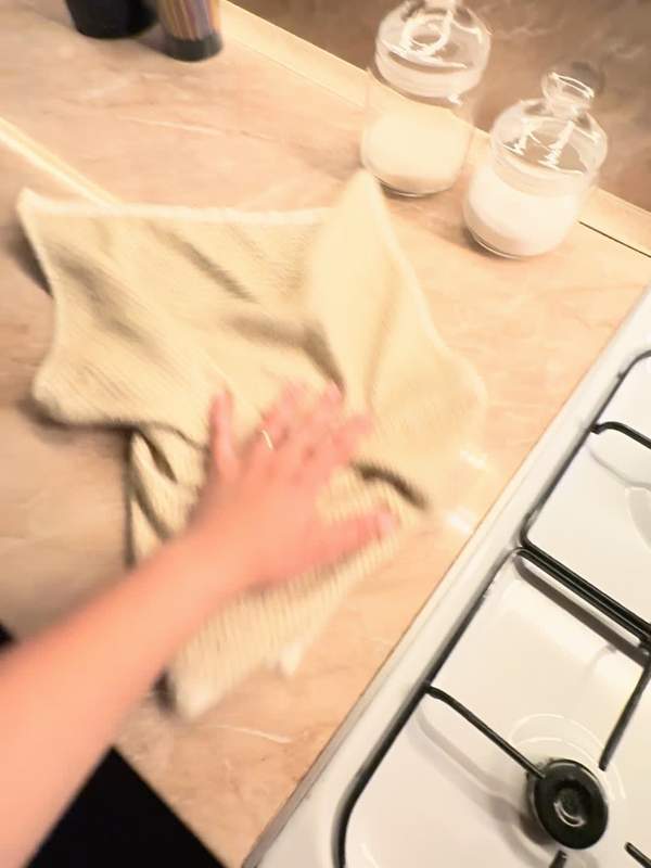 Brünette Amateurin mit großen Titten reinigt sich selbst