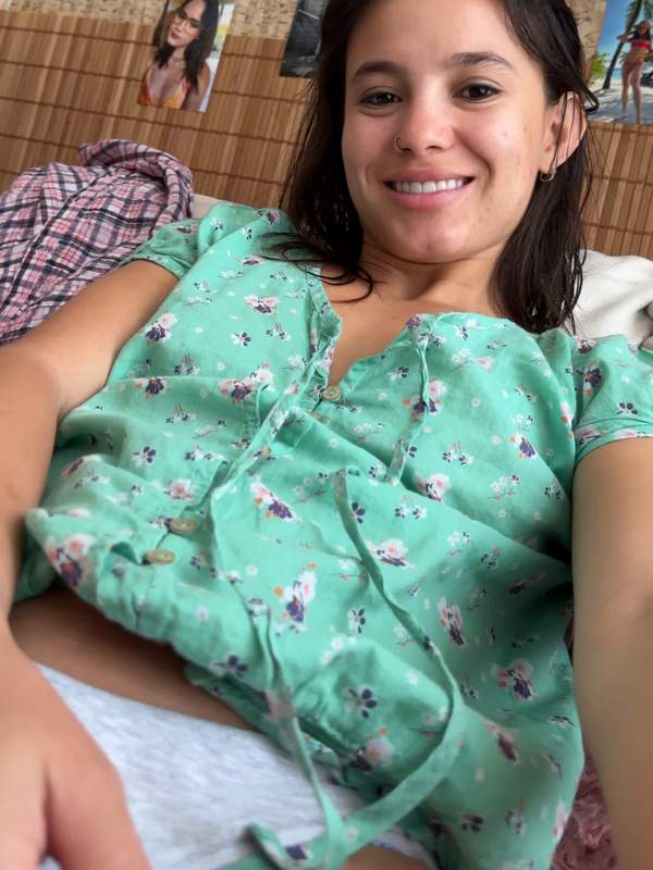BrĂŒnette in Höschen neckt sich im Bett