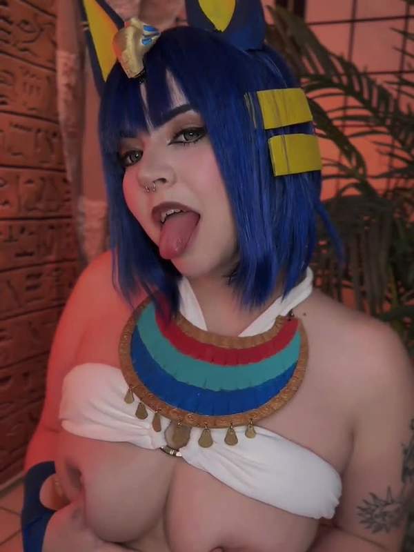 Nette Cosplayerin mit Tattoo und großen Brüsten macht Solo-Sex mit Dildo auf dem Konsolensitz.