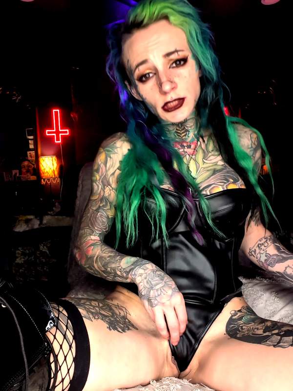 Tätowierte Goth Mommy masturbiert