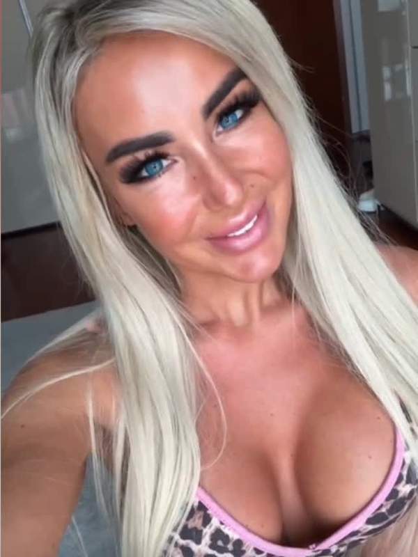 Heiße MILF Lucysea zeigt Bauchnabelpiercing und Durchsickern