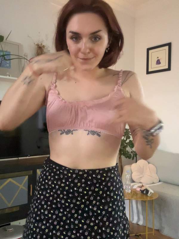 Jacyyy zeigt sich nackt mit tätowiertem Arm und roten Haaren