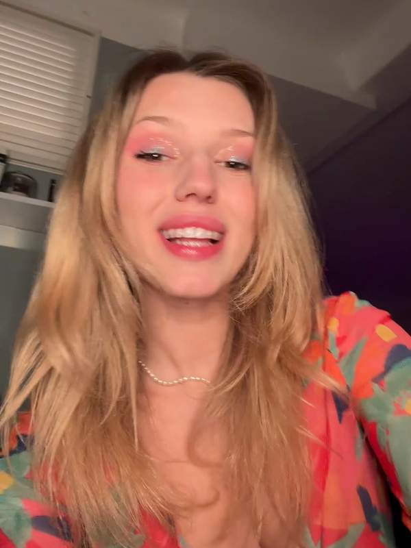 Blondes Amateurmädchen zeigt ihre Titten und bittet um Hilfe
