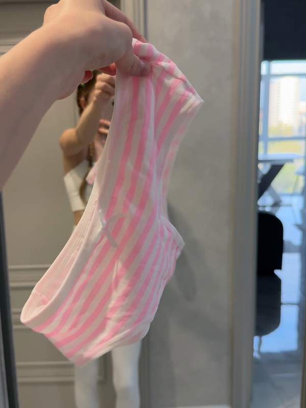 Brünette in Leggings und Höschen neckt sich selbst