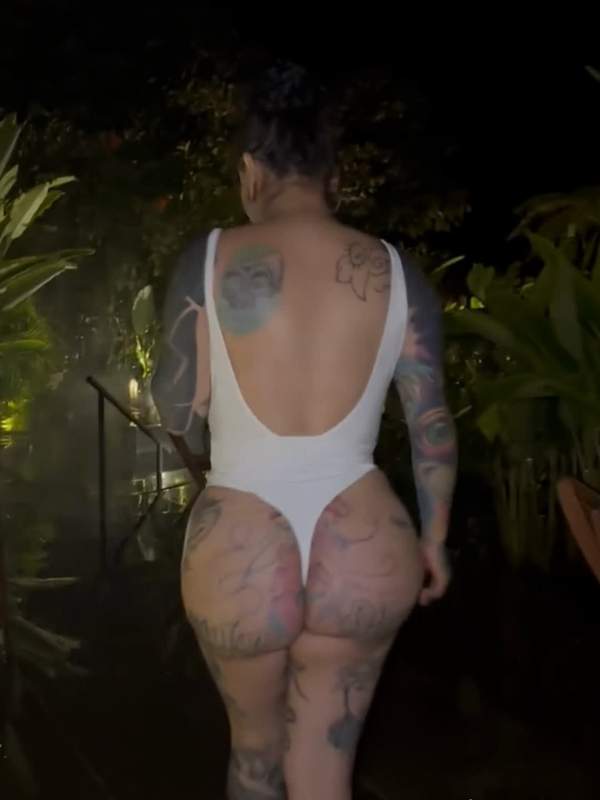 Folgt mir - ein junges latinesches Teen mit riesigen Titten und einem perfekten Arsch