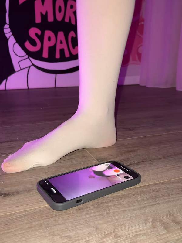 Amateur-Darstellerin zeigt Arsch und Muschi