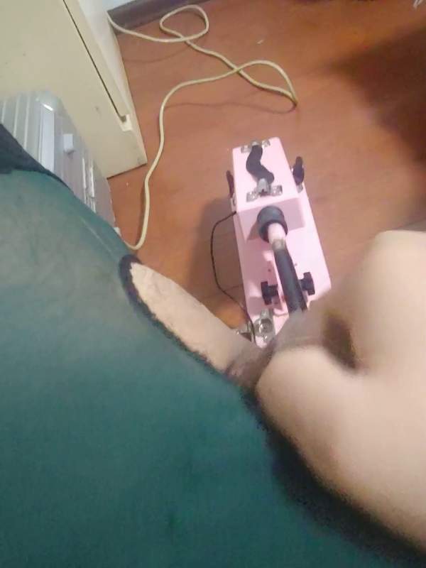 Strümpfige MILF masturbiert mit Fickmaschine
