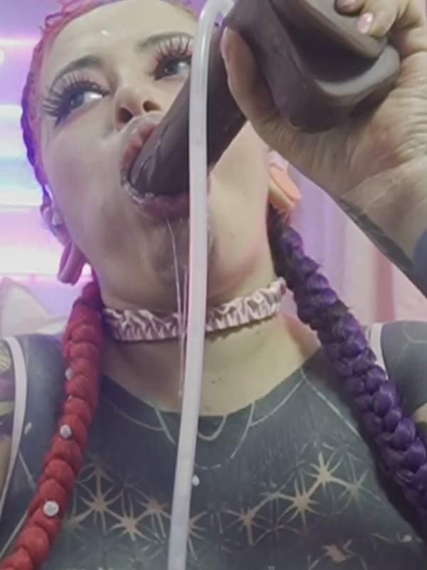 Sie bekommt es mit dem Dildo in die Muschi