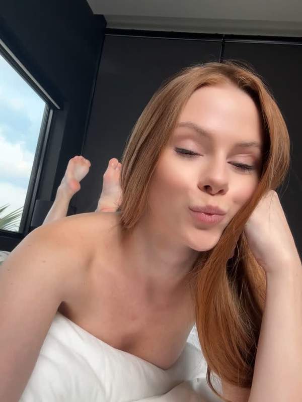 Zierliche E-Girl zeigt Füße und redet