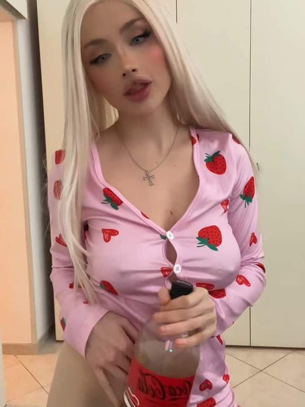 Blonde Amateurein mit großen Titten zeigt sich solo
