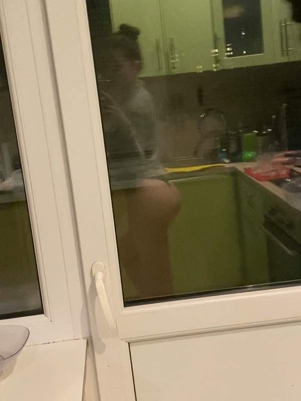 Brünette Hausfrau zeigt rasierten Arsch in der Küche