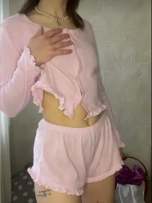 Kristýna Kovářová zeigt ihren großen Arsch und masturbiert