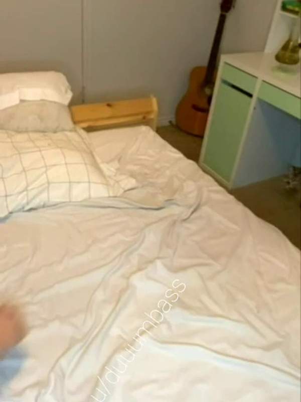 Niedliche Teenie mit großem Arsch liest im Bett ihre Anleitung für gute Pussy-Spiele.