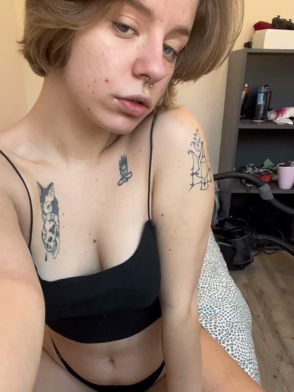 Zoe Ortega zeigt ihre tätowierten Füße