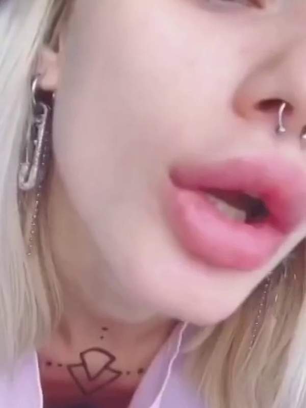 Amateur-Schönheit mit Gesichtstattoo
