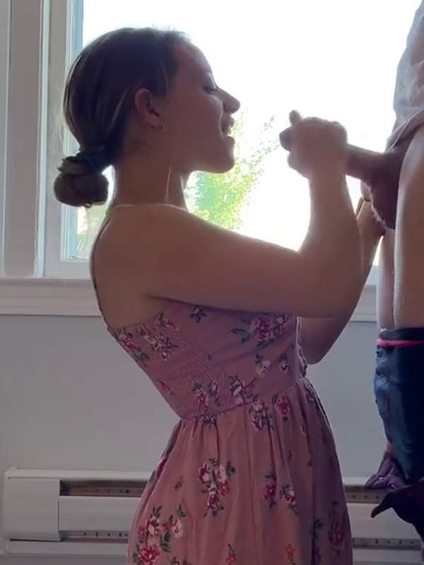 Amateur Blondine macht Handjob und bekommt Gesichtsschuss