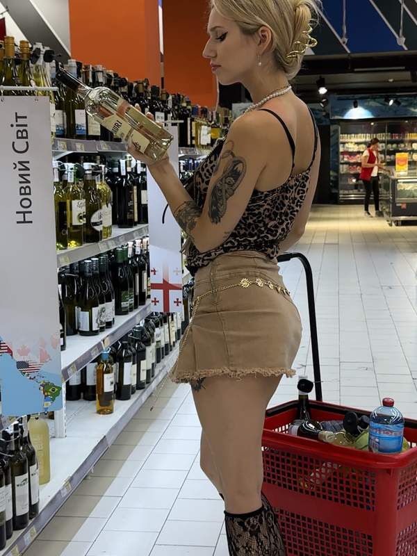 Blonde Frau zeigt ihren Arsch im Supermarkt