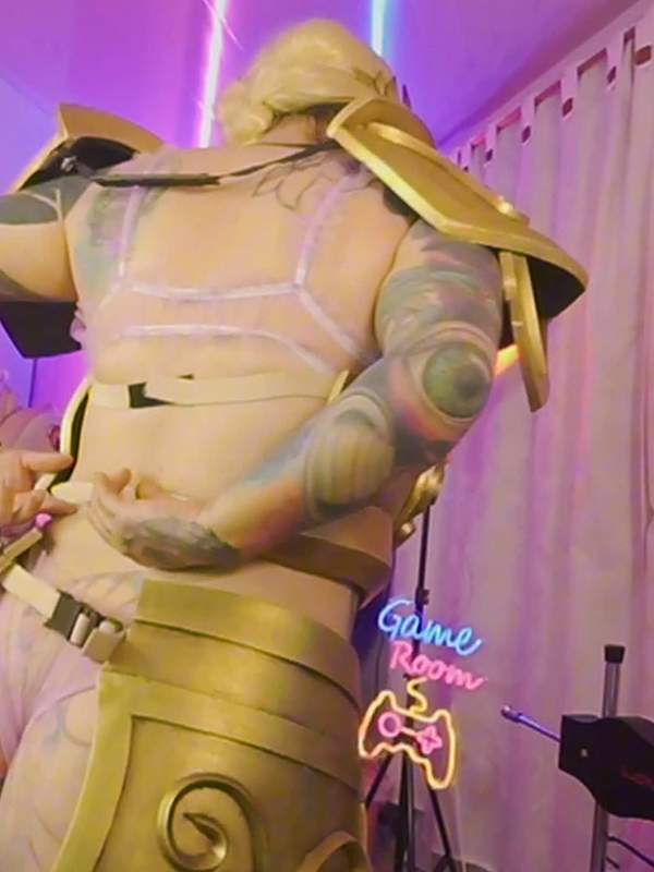 Blonde Cosplay mit Hörnern und Tätowierung zeigt Solo-Striptease