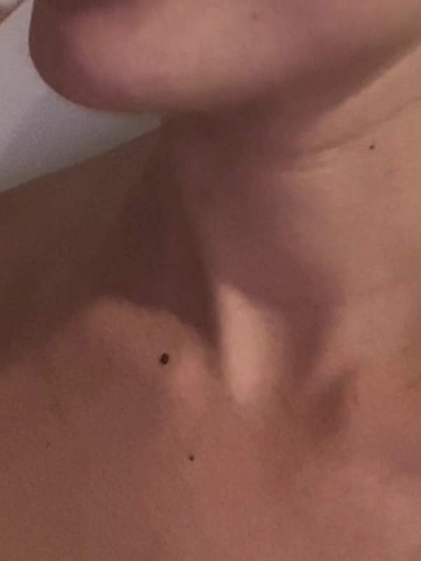 Kleine Teenagerin zeigt Gesichtsbesamung aus eigener Perspektive