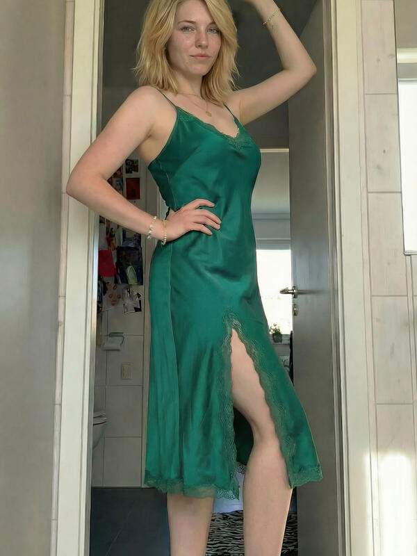 Blondes Mädchen zeigt im Spiegel durchsichtige Kleidung und Necken
