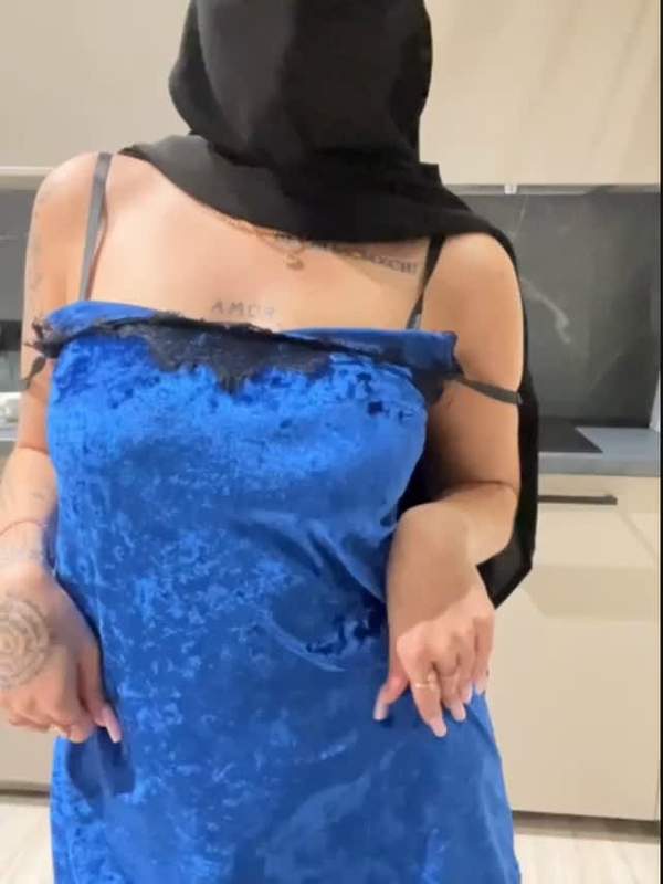 Jasmina Muslimin neckt sich zu Hause