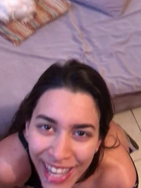 Amateurin masturbiert mit Cumshot ins Gesicht