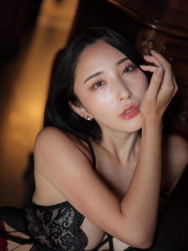Mina Kitano zeigt sich in Solo-Fotos mit durchsichtiger BH