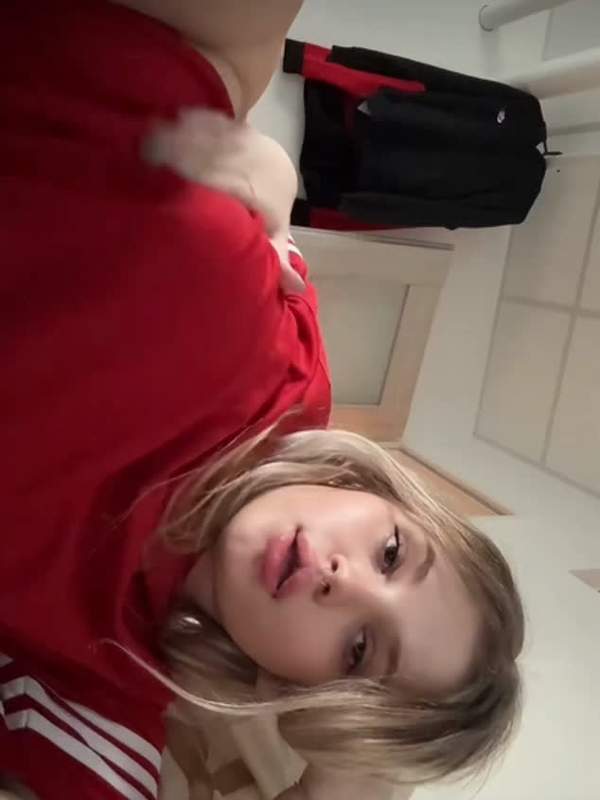 Blonde Amateurin zeigt ihr riesiges, nasses und hüpfendes Chut